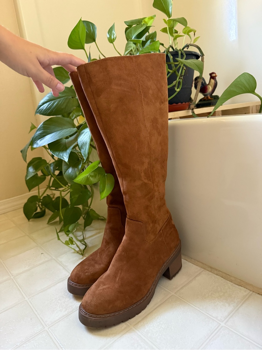 Knee-high tall suede boots